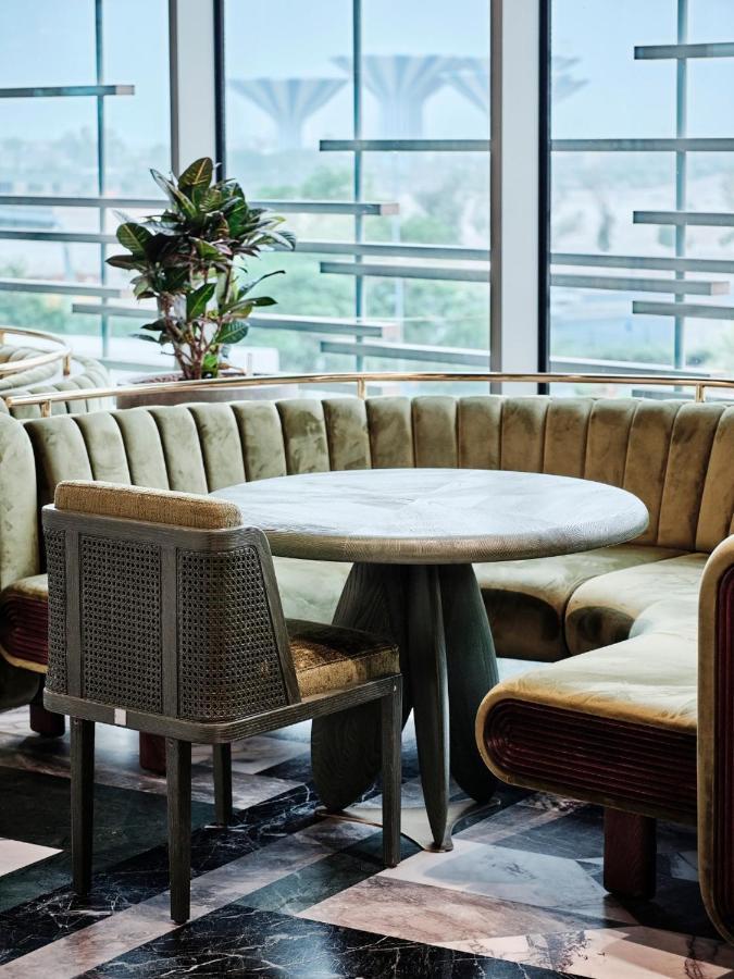 Grand Hyatt Kuwait Hotel Koeweit Buitenkant foto A table and chair