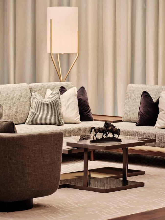 Grand Hyatt Kuwait Hotel Koeweit Buitenkant foto A living room with a sofa and a coffee table