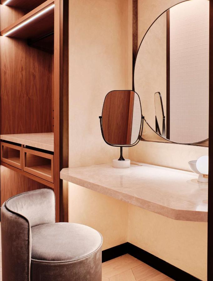 Grand Hyatt Kuwait Hotel Koeweit Buitenkant foto A double-sided mirror