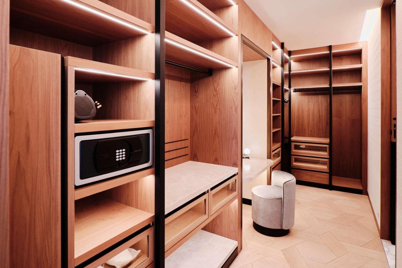 Grand Hyatt Kuwait Hotel Koeweit Buitenkant foto A walk-in closet