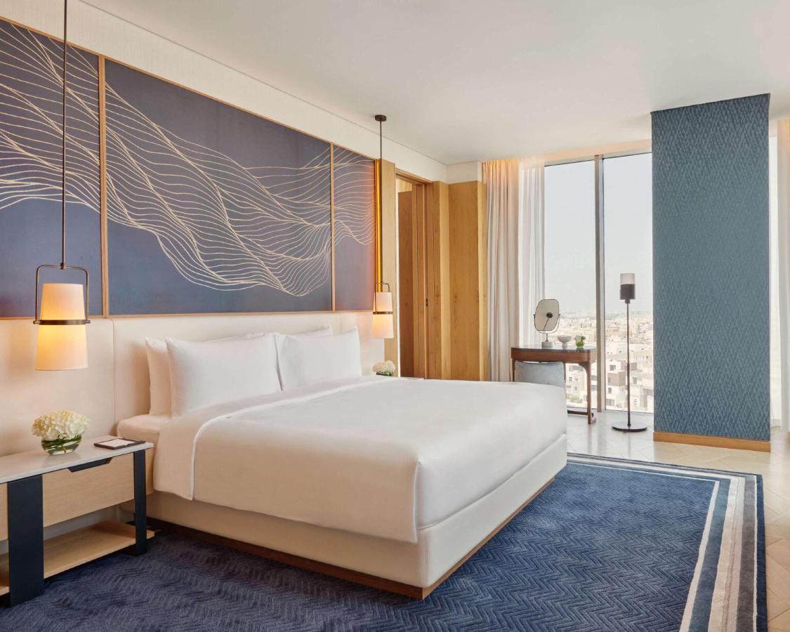 Grand Hyatt Kuwait Hotel Koeweit Buitenkant foto A bedroom at the hotel