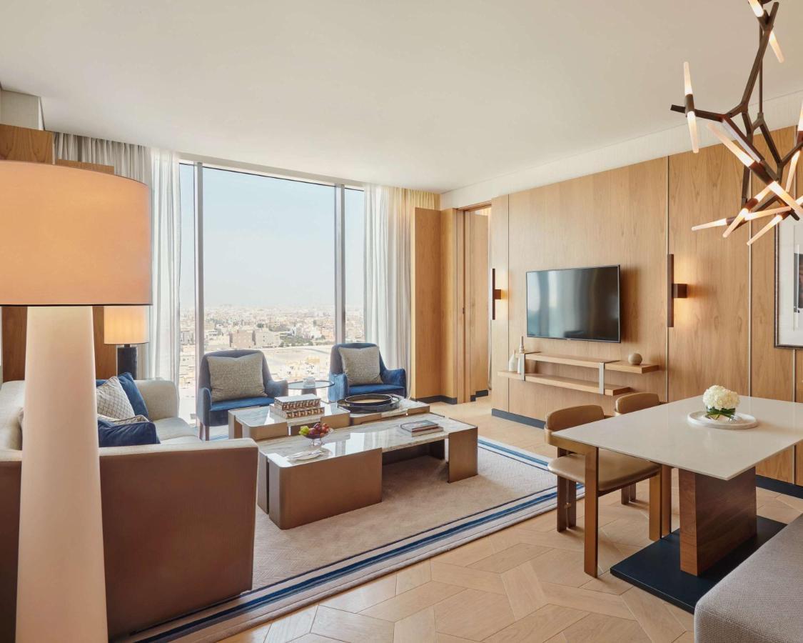 Grand Hyatt Kuwait Hotel Koeweit Buitenkant foto A suite at the hotel