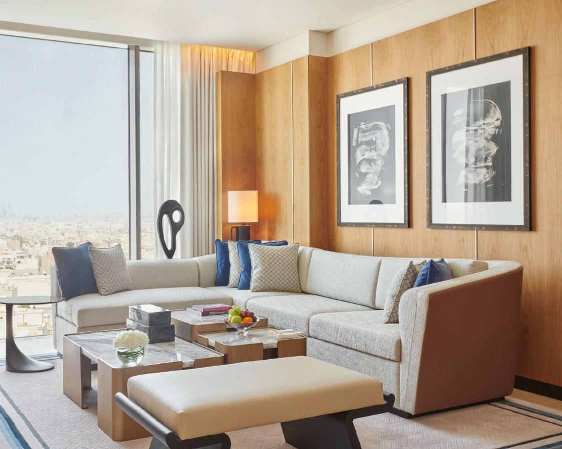 Grand Hyatt Kuwait Hotel Koeweit Buitenkant foto A living room at the Ritz-Carlton, Riyadh