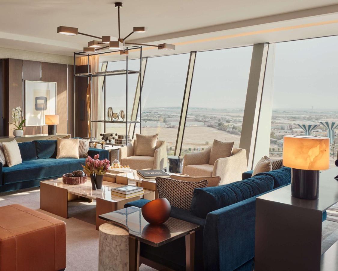 Grand Hyatt Kuwait Hotel Koeweit Buitenkant foto The living room of a suite at the Ritz-Carlton, DIFC
