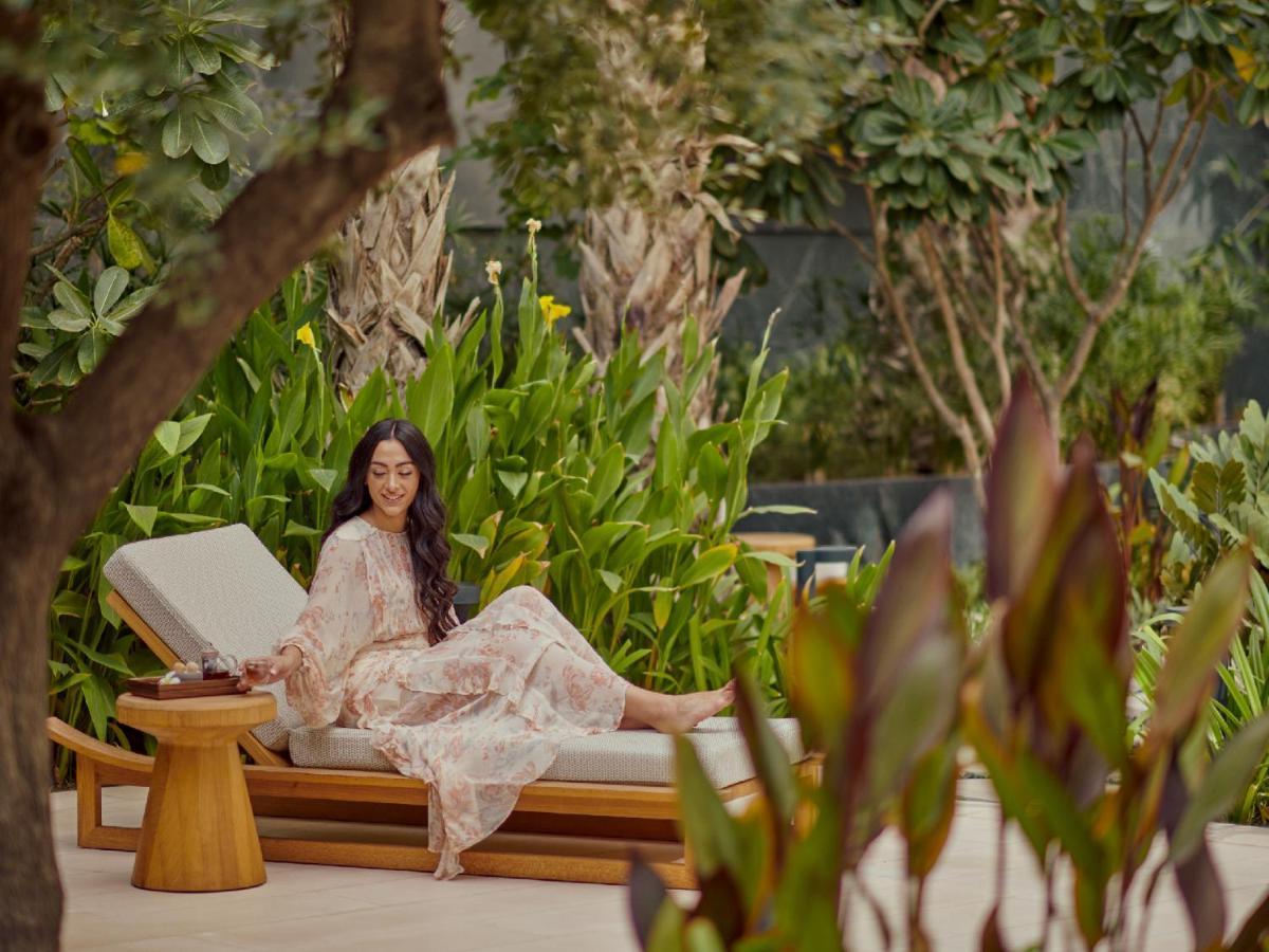 Grand Hyatt Kuwait Hotel Koeweit Buitenkant foto A guest at the pool