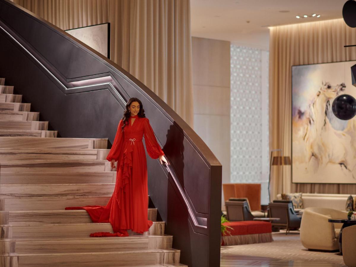 Grand Hyatt Kuwait Hotel Koeweit Buitenkant foto A model in a red dress