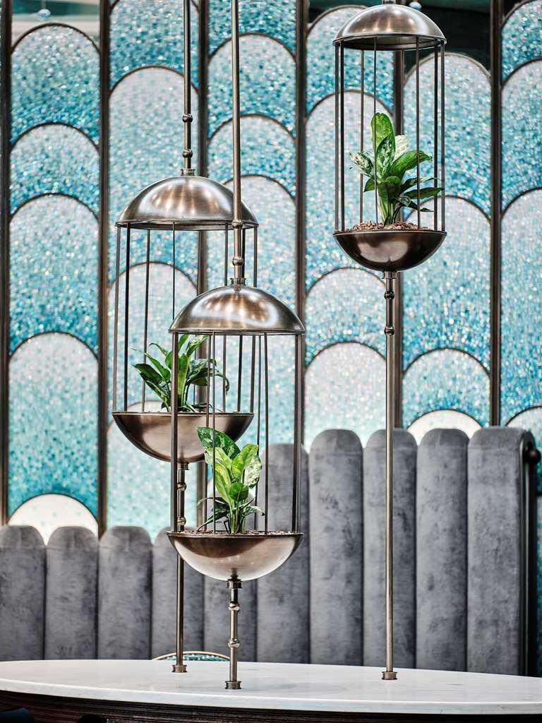 Grand Hyatt Kuwait Hotel Koeweit Restaurant foto A vertical garden in a restaurant